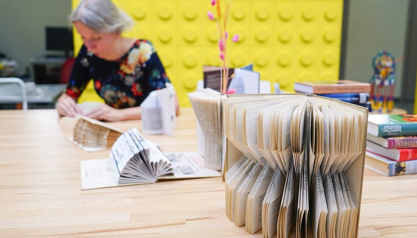 Powiększ obraz: Warsztaty z Book Folding. Noc Bibliotek, Wrocław 17.10.2025