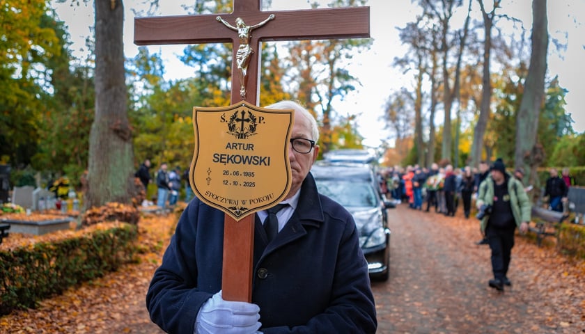 Powiększ obraz: Masza żałobna i pogrzeb kierowcy rajdowego Artura Sękowskiego