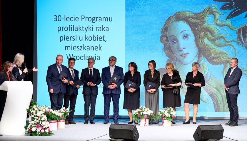 Powiększ obraz: Uroczystość 30-lecia programu wczesnego wykrywania raka piersi we Wrocławiu