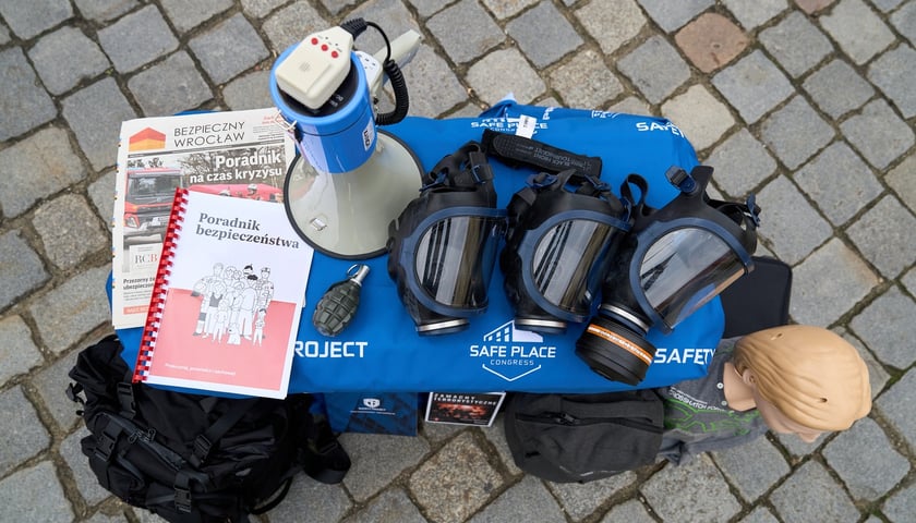 Powiększ obraz: Bezpłatne warsztaty z zakresu ochrony ludności i obrony cywilnej dla mieszkańców Wrocławia - konferencja prasowa 21.10.2025