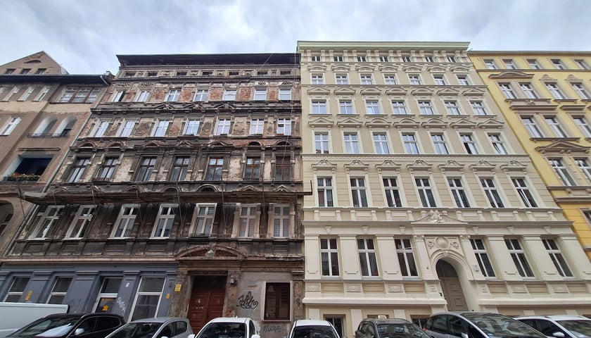 Powiększ obraz: <p>Barycka 9 (przed remontem) i Barycka 7 (wyremontowana w 2024 roku) </p>