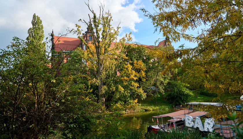 Budynek Muzeum Narodowego we Wrocławiu jesienią - październik 2025