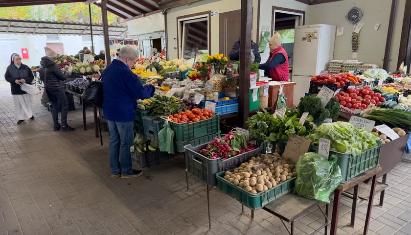 Powiększ obraz: <p>Wrocławskie targowiska to lokalni sprzedawcy towru od równie lokalnych odtsawców. Zakupy tu, są wsparciem rodzimego rynku</p>