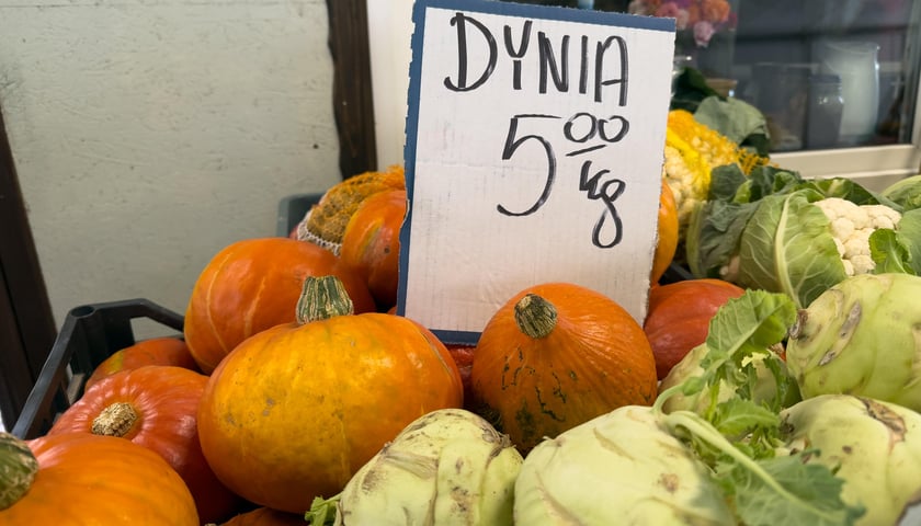 Powiększ obraz: <p>Dwie dynie Hokkaido to aż nadto na ugotowanie całego garnka zupy</p>