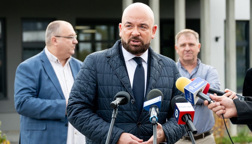 Powiększ obraz: <p>– Osobom w kryzysie bezdomności, bez względu na jego źródło nalezy się wsparcie — mówił dzis Jacek Sutryk</p>