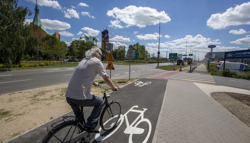 Powiększ obraz: Rowerzysta jedzie nową ścieżką rowerową wzdłuż ul. Hubskiej, prowadzącą od Glinianej do Armii Krajowej