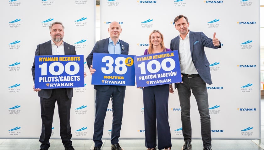 Powiększ obraz: Od lewej: Radosław Michalski, Karol Przywara, Alicja Wójcik-Gołębiewska i Michał Kaczmarzyk, zapowiedź zimowego sezonu Ryanaira we Wrocławiu, 23 października 2025 roku