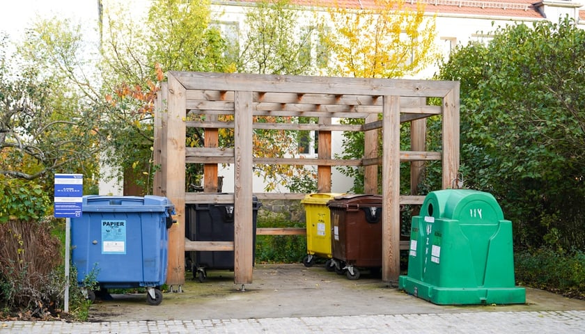 Powiększ obraz: <p>Pergola śmietnikowa w południowej części Sępolna&nbsp;</p>