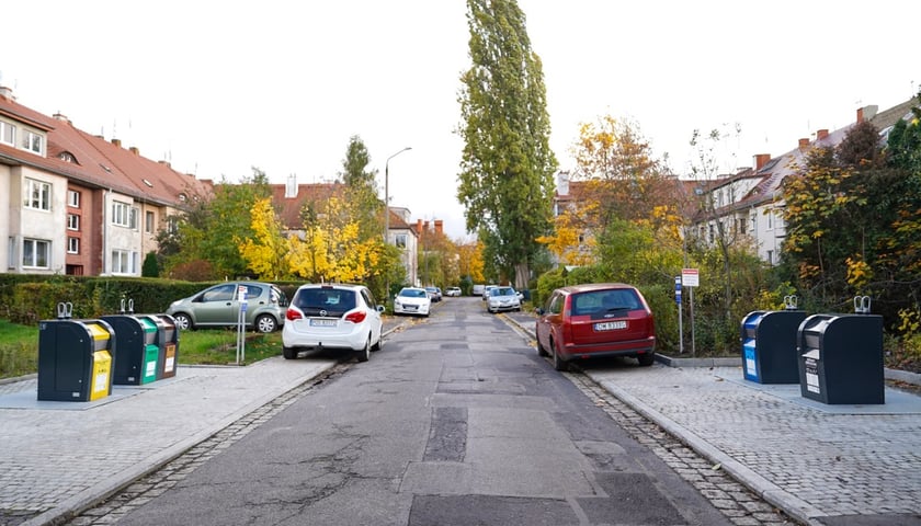 Powiększ obraz: <p>Pojemniki podziemne w południowej części Sępolna</p>