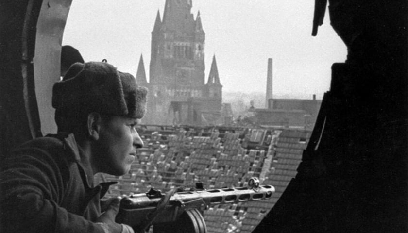 Powiększ obraz: Zołnierz Armii Czerwonej podczas oblężenia Festung Breslau