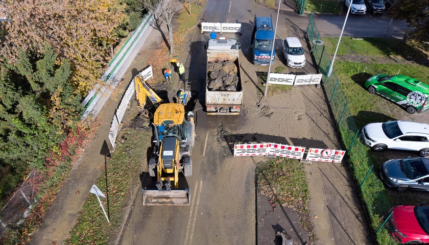 Powiększ obraz: Awaria sieci wodociągowej przy ul. Metalowców we Wrocławiu, 26.10.2025