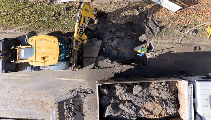 Powiększ obraz: Awaria sieci wodociągowej przy ul. Metalowców we Wrocławiu, 26.10.2025