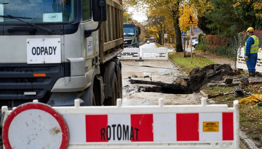 Powiększ obraz: Awaria sieci wodociągowej przy ul. Metalowców we Wrocławiu, 26.10.2025