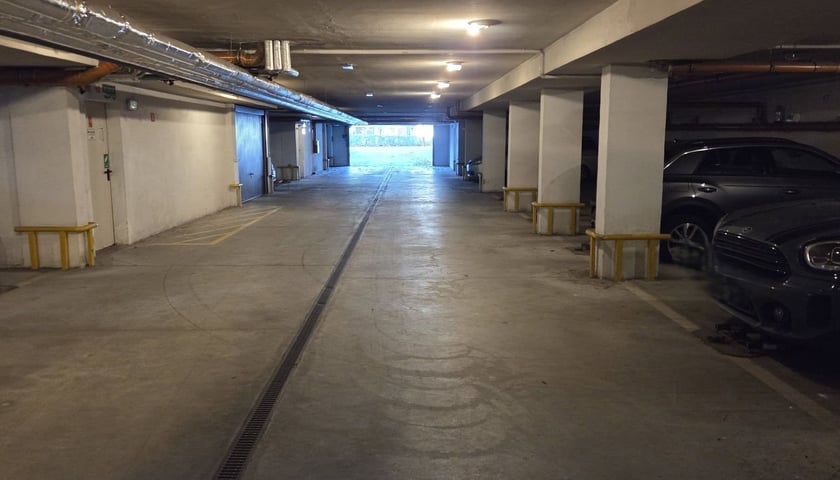 Powiększ obraz: Uszkodzone auta na osiedlu Krzyki-Partynice