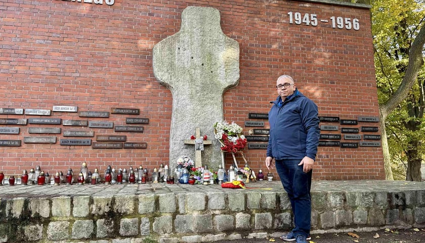 Powiększ obraz: Wrocławski Znicz Pamięci. Radny Robert Pieńkowski