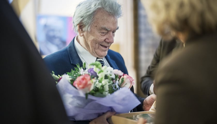 Janusz Witt podczas odbierania nagrody w ratuszu