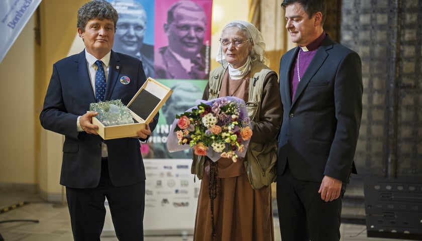 Siotra Chmielewska podczas odbierania nagrody w ratuszu