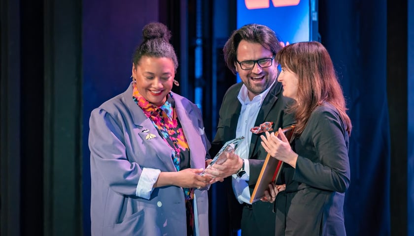 Powiększ obraz: Gala 30 Kreatywnych Wrocławia 2025 w Teatrze Muzycznym Capitol: nagrodę odbiera aktorka Emose  Uhunmwangho