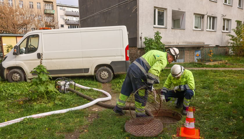 Powiększ obraz: Awaria magistrali: pracownicy przy ul. Żelaznej odpompowują wodę