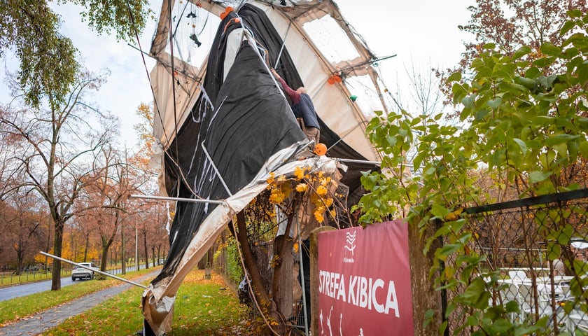 Powiększ obraz: Wiatr przewrócił namiot w Strefie Kibica na Niskich Łąkach