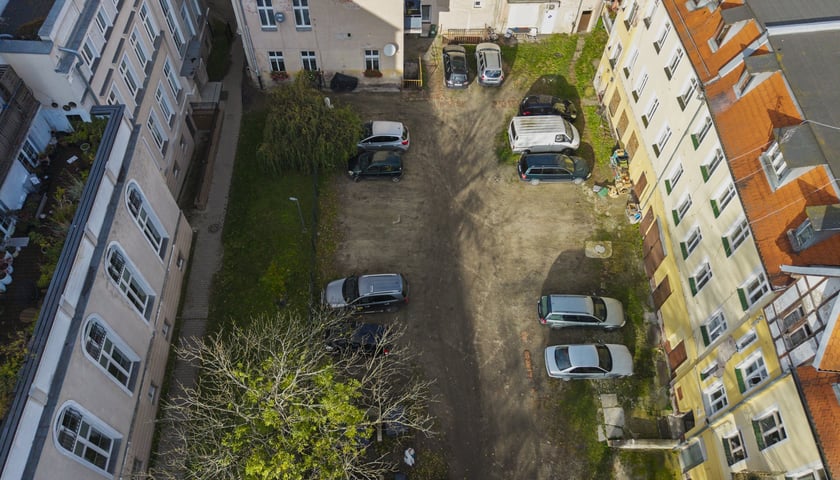 Powiększ obraz: Leśnica: podw&oacute;rko Plońskiego-Średzka