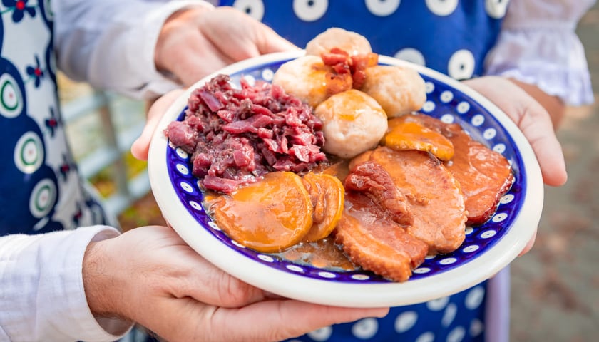 Powiększ obraz: <p>Śląskie Niebo z kluskami wrocławskimi i kapustą po wrocławsku</p>