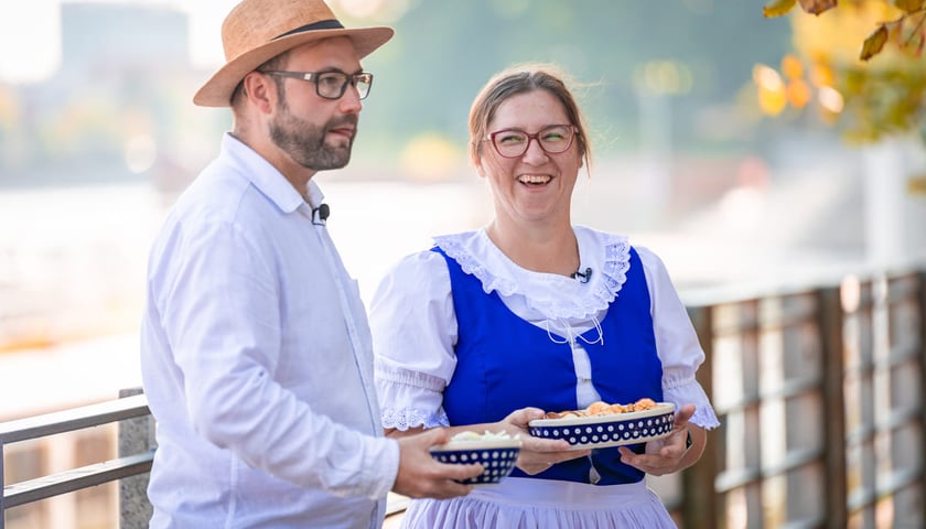 Powiększ obraz: <p>Tomasz Sielicki i Kamila Kokot podczas nagrywania odcinka o Śląskim Niebie, zdjęcie archiwalne</p>