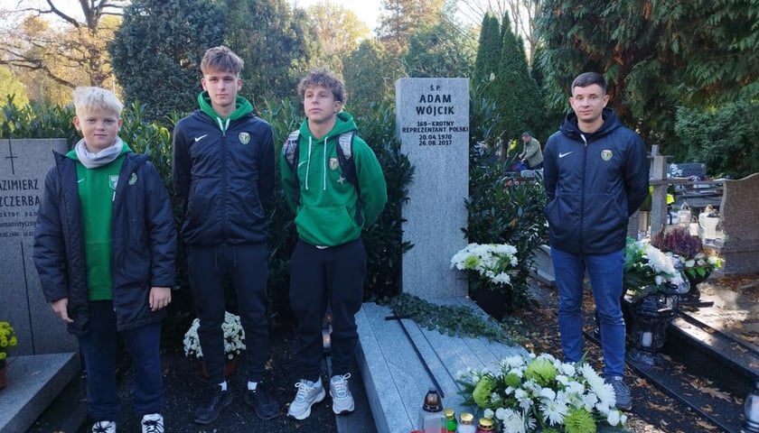 Powiększ obraz: Zgodnie z tradycją – młodzież Śląska zadbała o groby