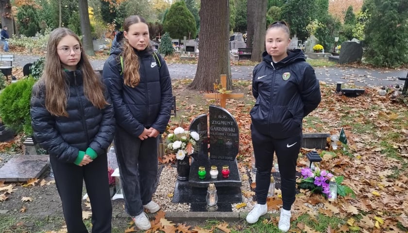 Powiększ obraz: Zgodnie z tradycją – młodzież Śląska zadbała o groby