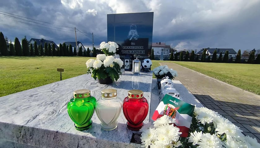 Powiększ obraz: Zgodnie z tradycją – młodzież Śląska zadbała o groby