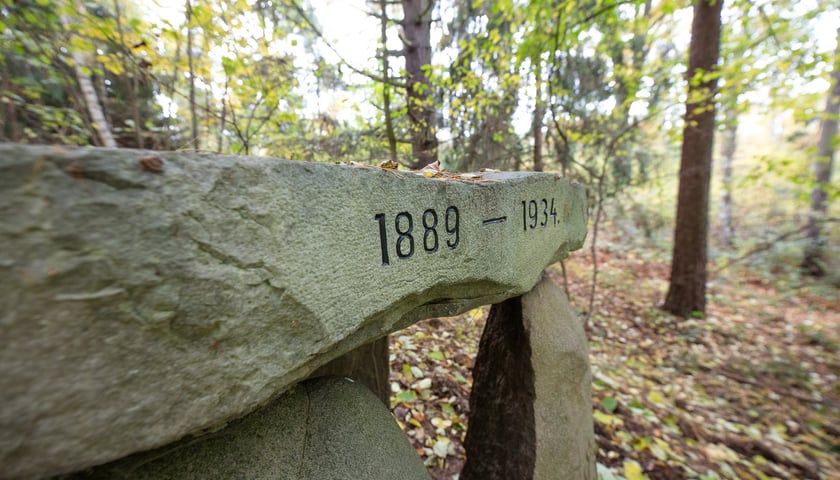Gr&oacute;b myśliwego na czerwonym szlaku rowerowym w Krośnicach