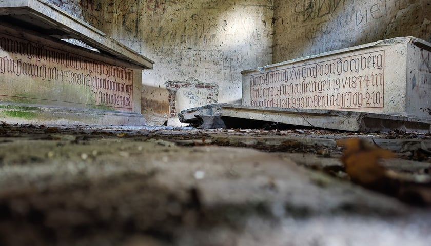 Mauzoleum Hochberg&oacute;w w Wąbnicach - puste sarkofagi we wnętrzu