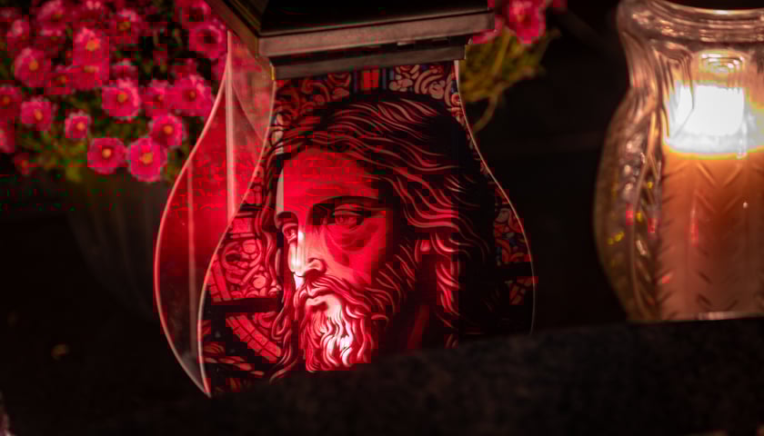 Powiększ obraz: Cmentarz Grabiszyński nocą - Wszystkich Świętych 2025