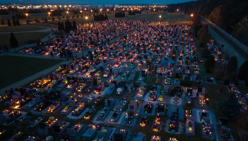 Powiększ obraz: Cmentarz na Psim Polu nocą - Wszystkich Świętych 2025