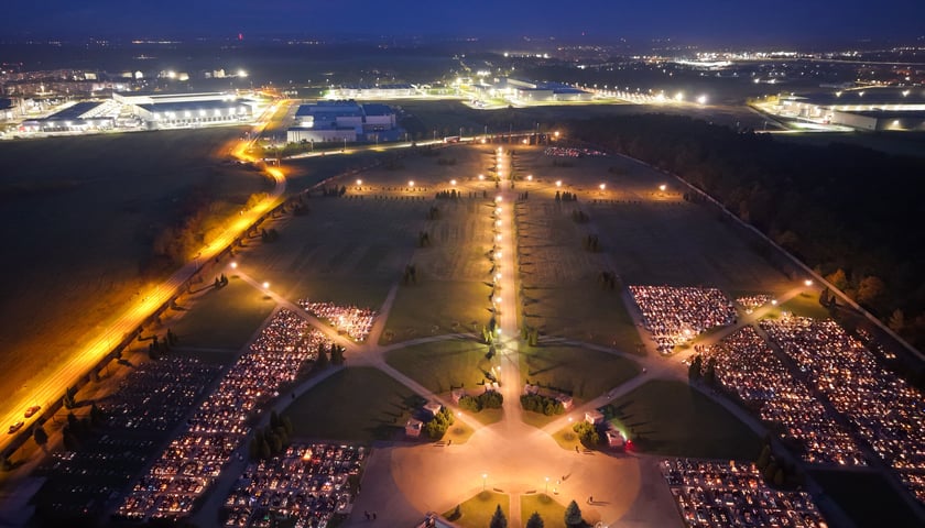 Powiększ obraz: Cmentarz na Psim Polu nocą - Wszystkich Świętych 2025