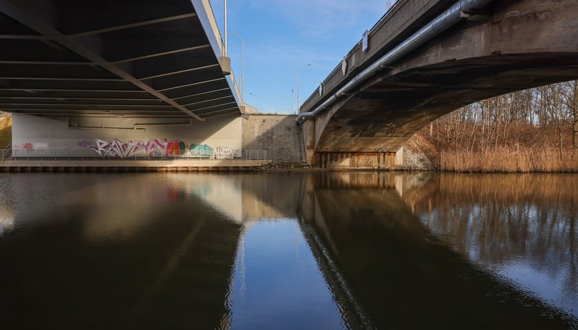 Powiększ obraz: Po lewej nowe, po prawej stare mosty Chrobrego