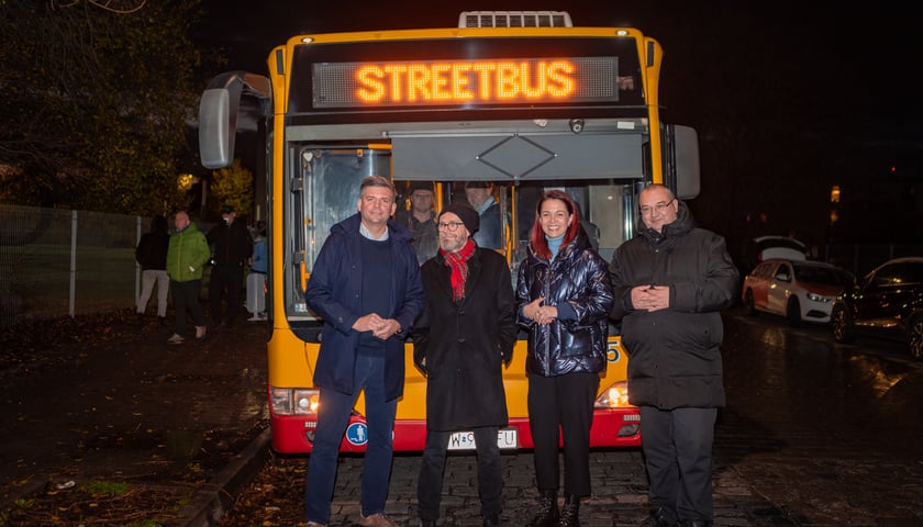 Powiększ obraz: Streetbus znów w trasie. Mobilna pomoc dla osób w kryzysie bezdomności - 3.11.2025