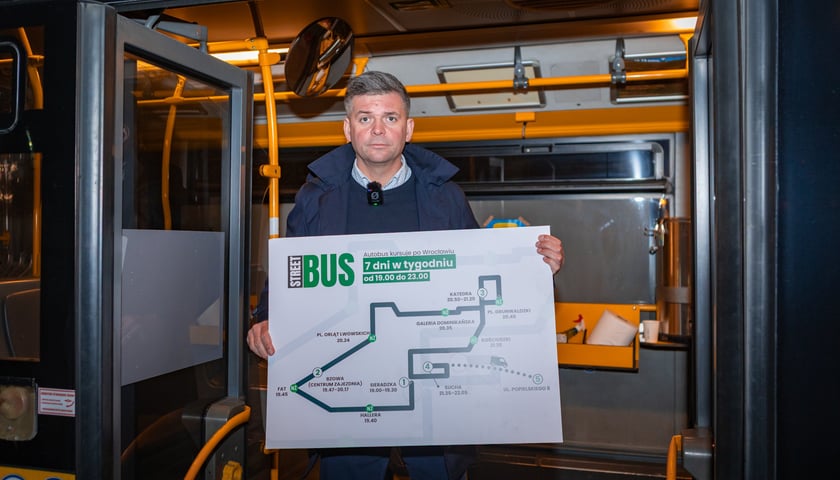 Powiększ obraz: Streetbus znów w trasie. Mobilna pomoc dla osób w kryzysie bezdomności - 3.11.2025