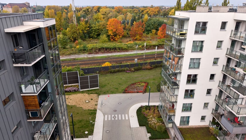 Powiększ obraz: Okolice tunelu oznaczonego na mapie jako 2. Rejon osiedla na terenie dawnego browaru (po stronie Ołbina) i ulicy Browarnej (po stronie Kleczkowa)