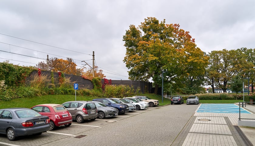 Powiększ obraz: Okolice tunelu oznaczonego na mapie jako 3. Połączy on promenadę przy Kanale Miejskim, którą obecnie rozdzielają tory kolejowe prowadzące do Oleśnicy