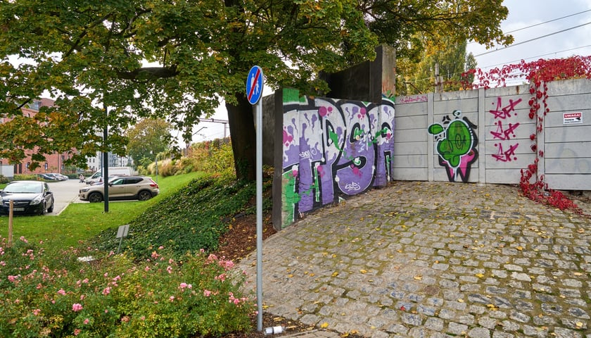 Powiększ obraz: Okolice tunelu oznaczonego na mapie jako 3. Połączy on promenadę przy Kanale Miejskim, którą obecnie rozdzielają tory kolejowe prowadzące do Oleśnicy