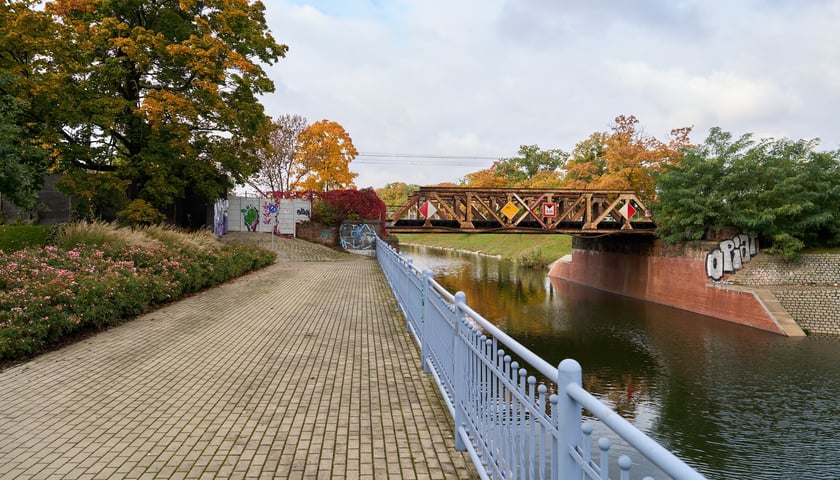 Powiększ obraz: Okolice tunelu oznaczonego na mapie jako 3. Połączy on promenadę przy Kanale Miejskim, którą obecnie rozdzielają tory kolejowe prowadzące do Oleśnicy