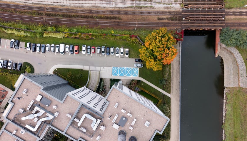 Powiększ obraz: Okolice tunelu oznaczonego na mapie jako 3. Połączy on promenadę przy Kanale Miejskim, którą obecnie rozdzielają tory kolejowe prowadzące do Oleśnicy