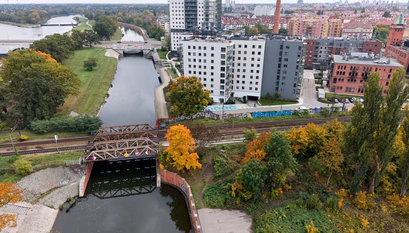 Powiększ obraz: Okolice tunelu oznaczonego na mapie jako 3. Połączy on promenadę przy Kanale Miejskim, którą obecnie rozdzielają tory kolejowe prowadzące do Oleśnicy