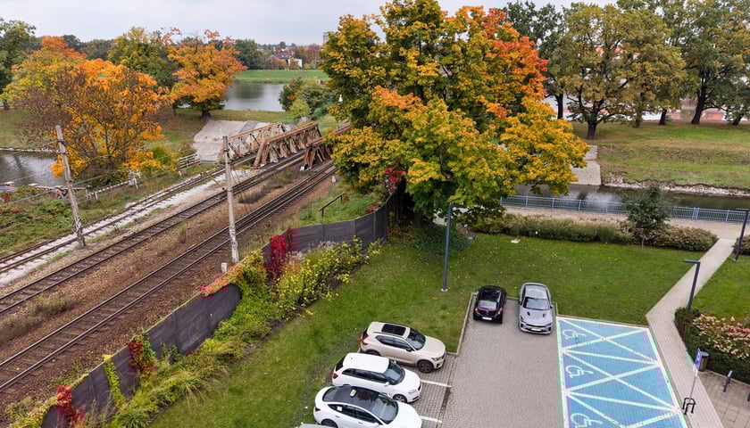 Powiększ obraz: Okolice tunelu oznaczonego na mapie jako 3. Połączy on promenadę przy Kanale Miejskim, którą obecnie rozdzielają tory kolejowe prowadzące do Oleśnicy