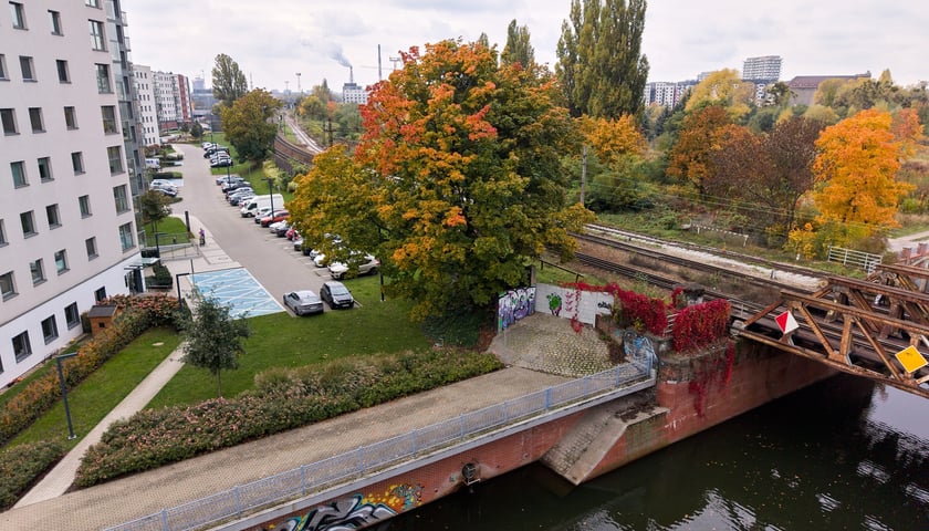 Powiększ obraz: Okolice tunelu oznaczonego na mapie jako 3. Połączy on promenadę przy Kanale Miejskim, którą obecnie rozdzielają tory kolejowe prowadzące do Oleśnicy