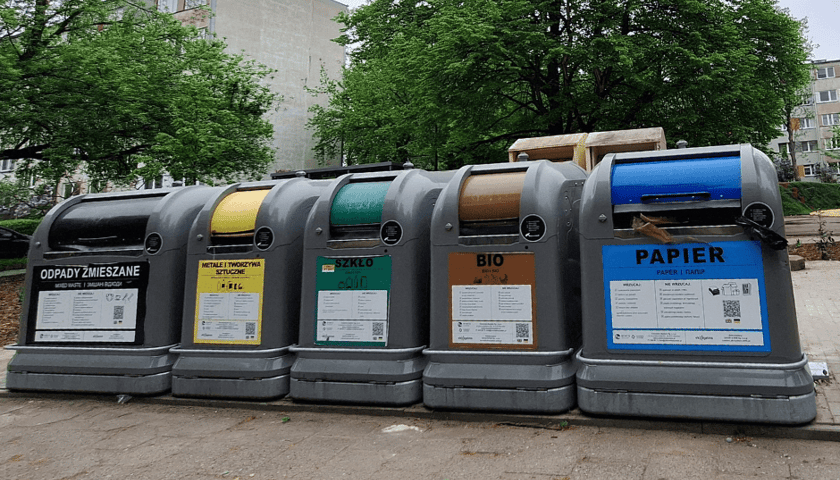 Powiększ obraz: Pojemniki systemowe na odpady na jednym z wrocławskich podwórek.