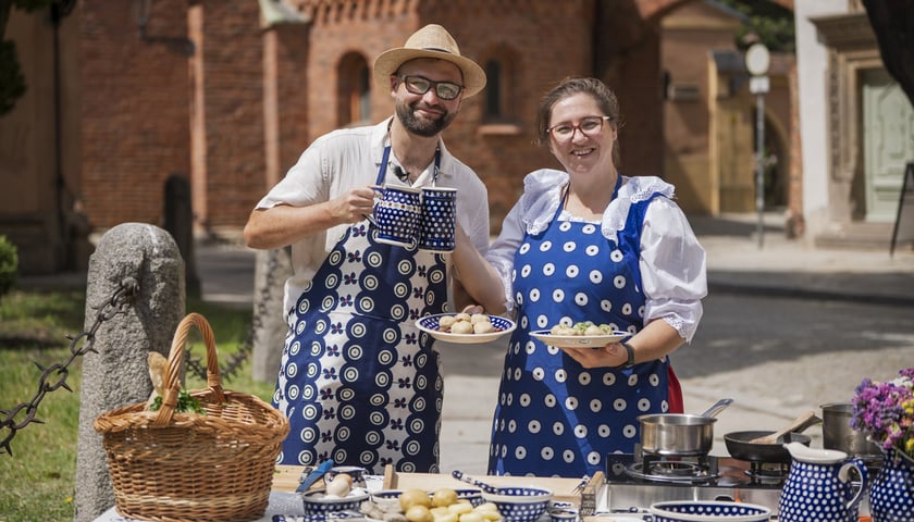 Powiększ obraz: Tomasz Sielicki i Kamila Kokot kręcący kolejny odcinek Specjałów Jurka z Widelcem, na kanał Wrocławski Neptun
