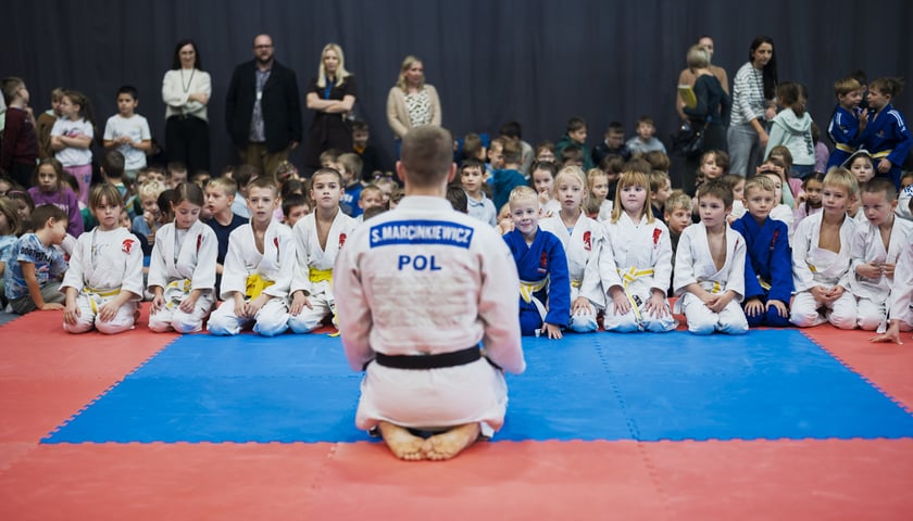 Powiększ obraz: Lekcja WF-u z mistrzem olimpijskim w szkole przy ul. Cynamonowej