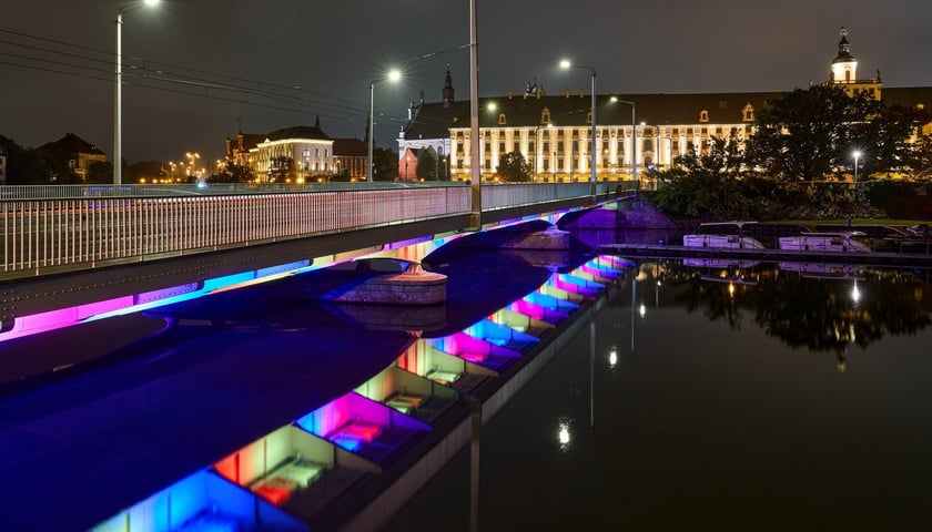 Powiększ obraz: Próby iluminacji na mostach Uniwersyteckich. Zdjęcie z 8 października 2025 r.